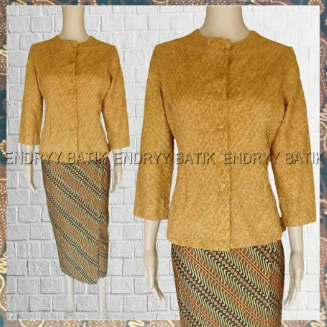 Blus embos opnaisel emas