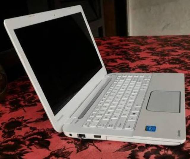 Laptop Thosiba Slim 14 inci