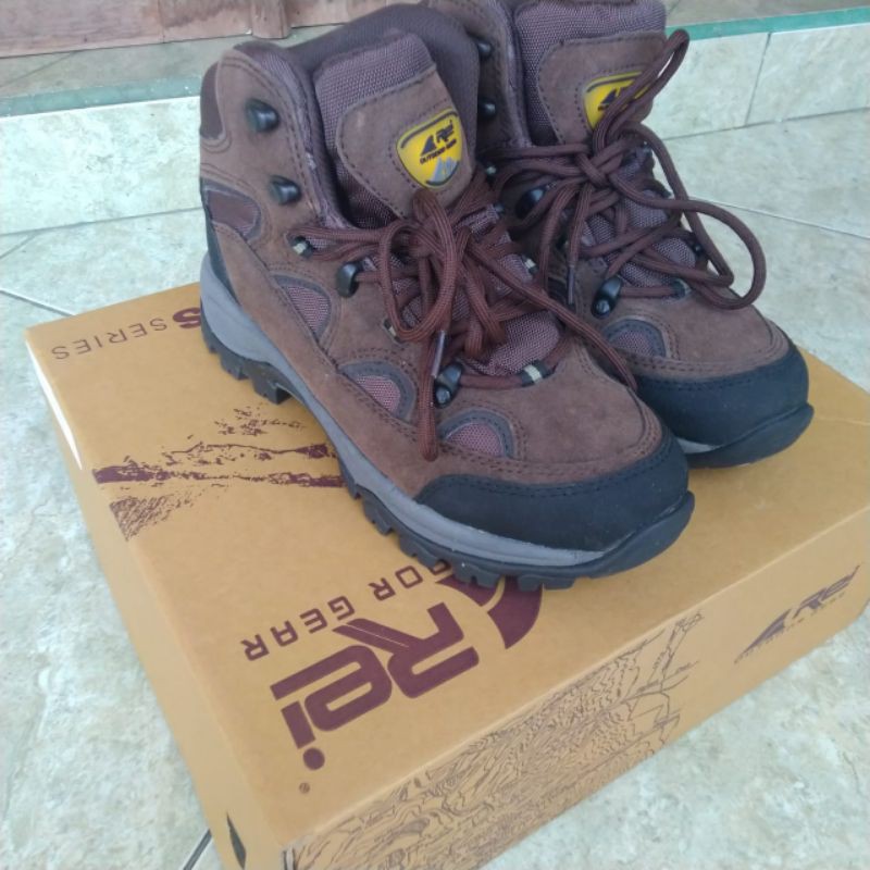 Preloved Sepatu Gunung Cewek AREI