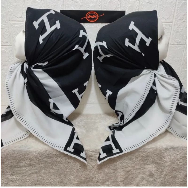 Hijab Segi Empat Motif H Warna Hitam