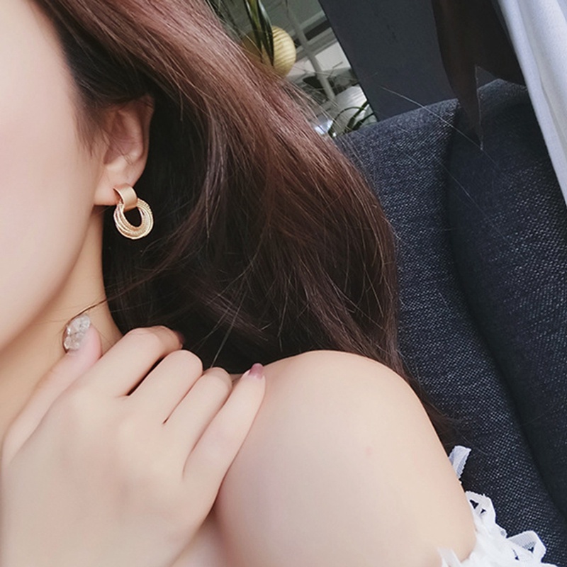 Anting Tusuk Bentuk Lingkaran Kecil Warna Emas Metalik Gaya Retro Untuk Wanita