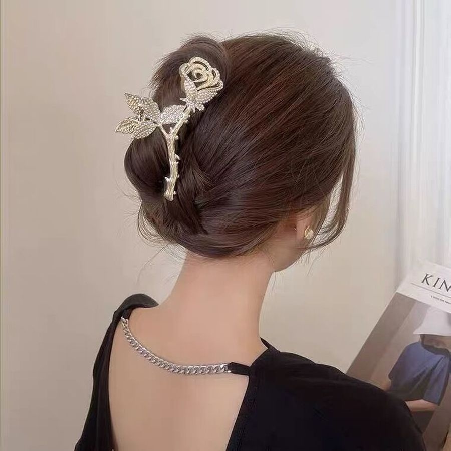 Jepit Rambut Bentuk Bunga Mawar Bahan Metal Aksen Mutiara Dan Berlian Imitasi Gaya Korea Untuk Wanita