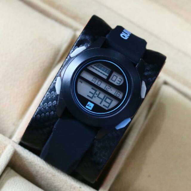 Jam tangan pria QU1KS1LV3R digital