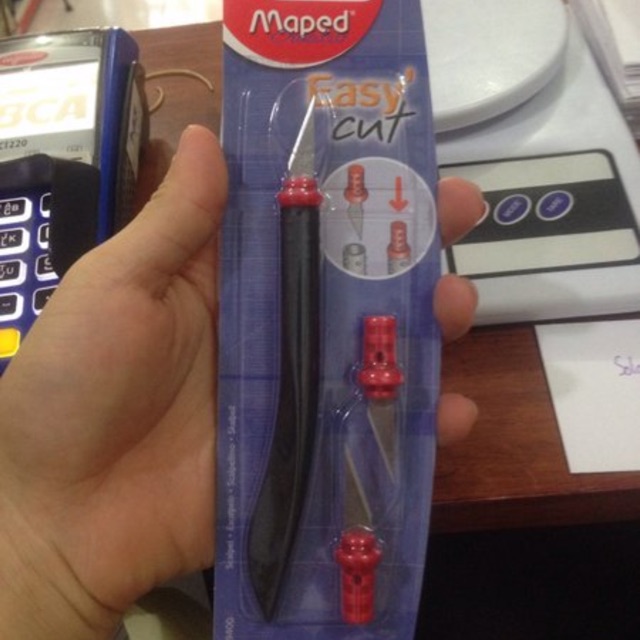 

Maped easy cut cutter pen mata dapat 3 pisau ukir