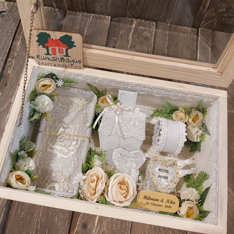 Kotak mahar perhiasan dan uang vintage