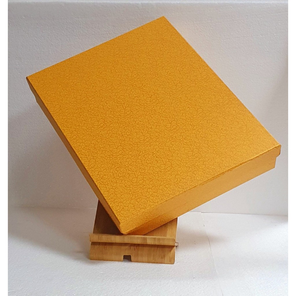 

Kotak Kado / Kotak Hadiah / Gift Box Pakaian B / Motif Embose Gold