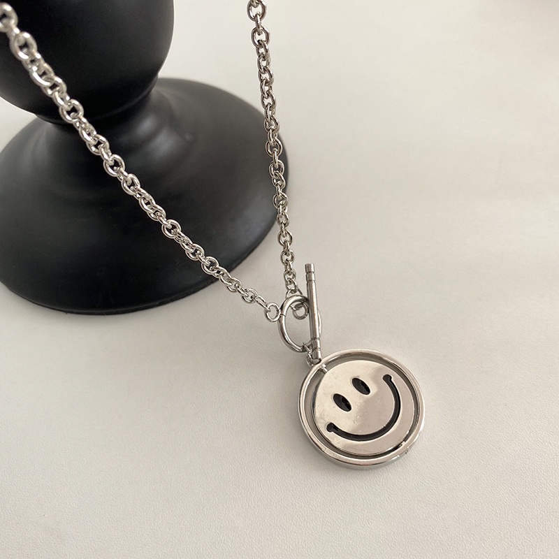 Kalung Rantai Klavikula Dengan Liontin Smiley Dapat Berputar