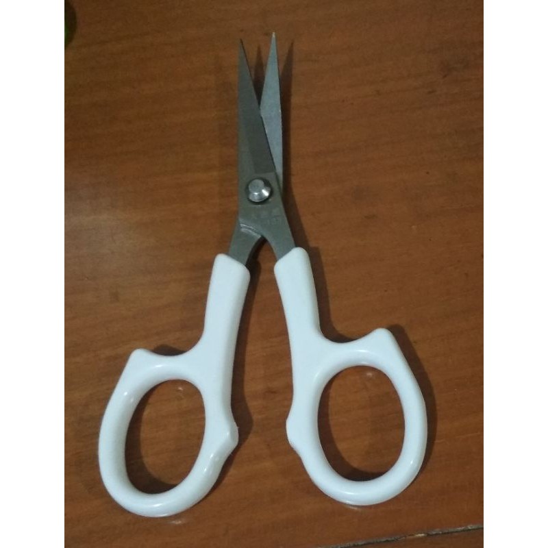 

Gunting lancip tajam