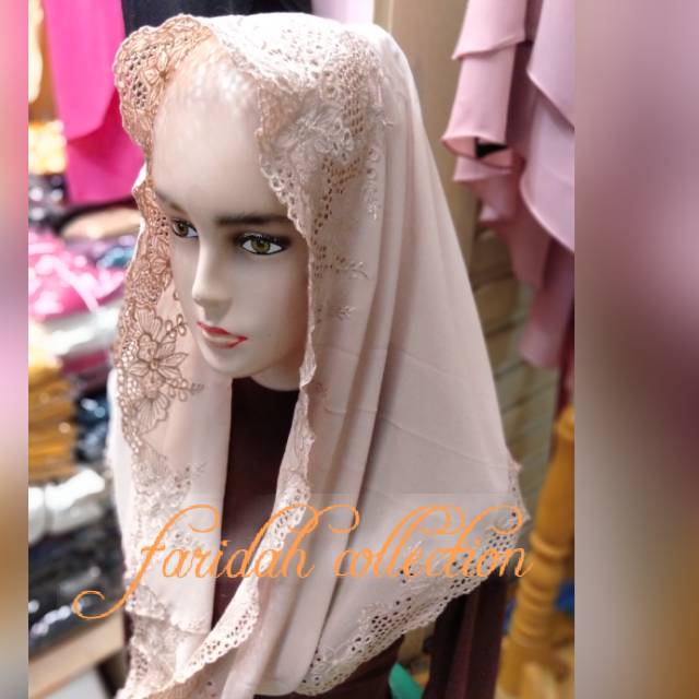 hijab Yenny Wahid bordir