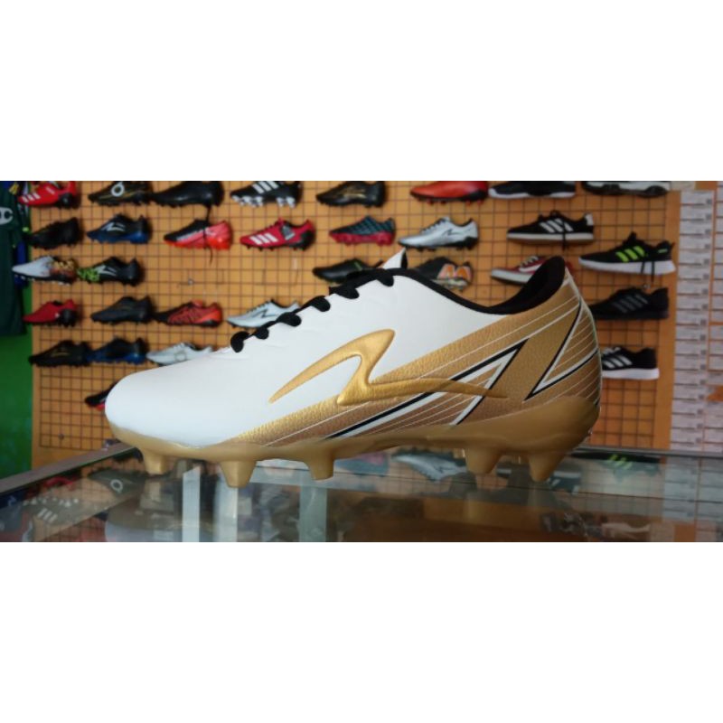 Sepatu bola specs infinity