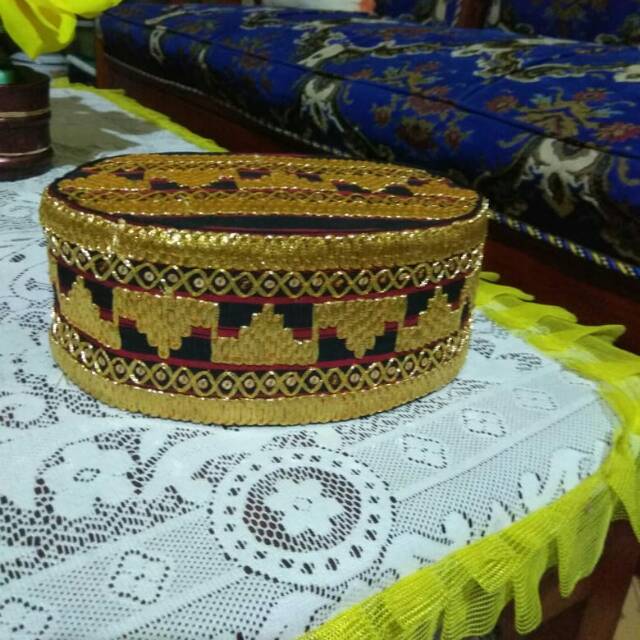 Topi tapis adat lampung