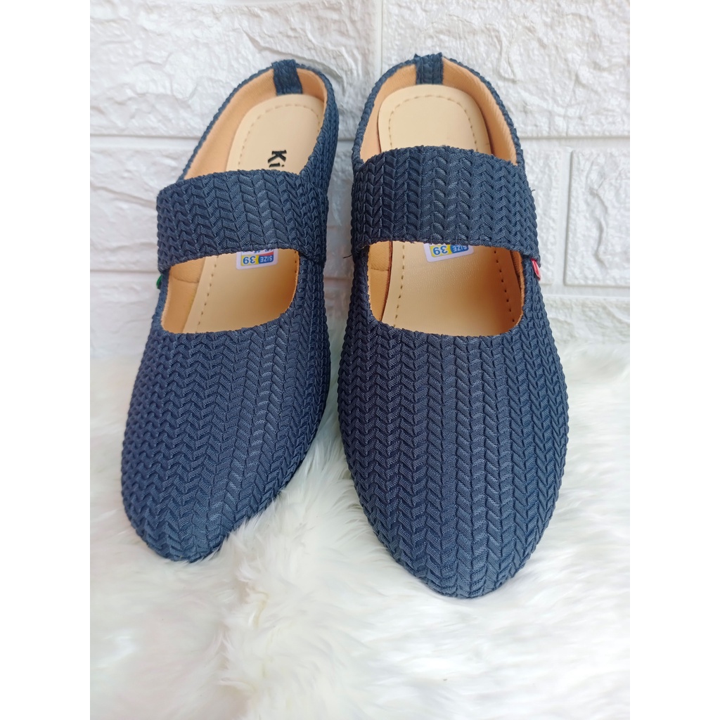 Sepatu Selop Wanita Rajut Warna Abu