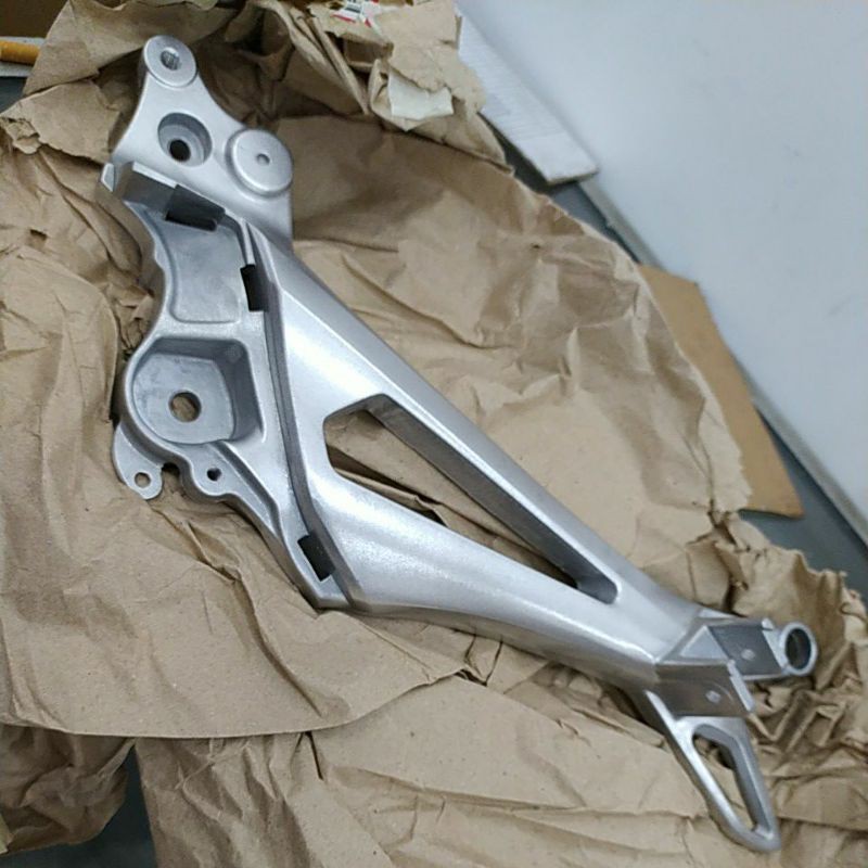 50605 KVL T30, Holder Foot Step Belakang Kanan Supra X 125 Karbu Cakram