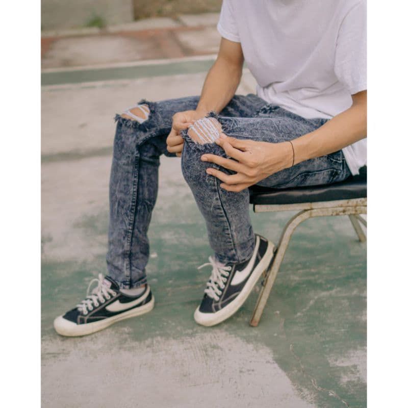 CELANA RIPPED JEANS SOBEK LUTUT PRIA KEREN/CELANA JEANS SNOWBLACK ACID WASHING JEANS HITAM SOBEK LUTUT PRIA TERHITS