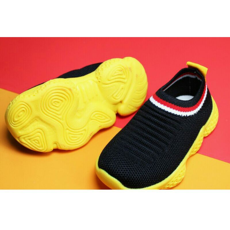 SEPATU SNEAKER FLYKNIT