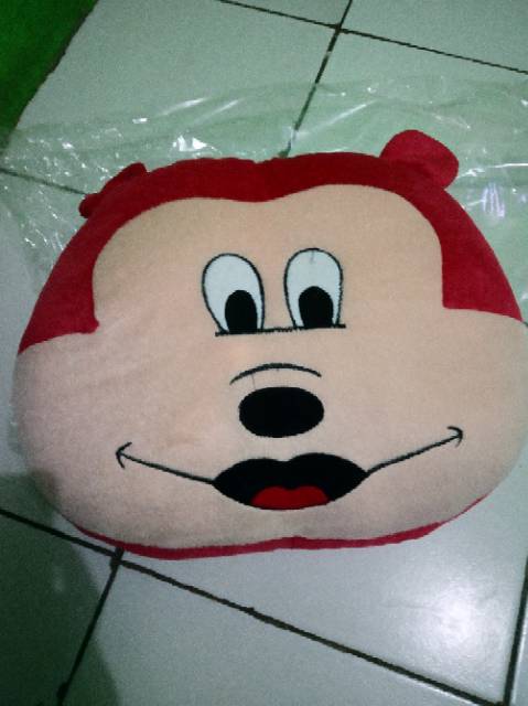 Bantal velboa kepala boneka karakter.