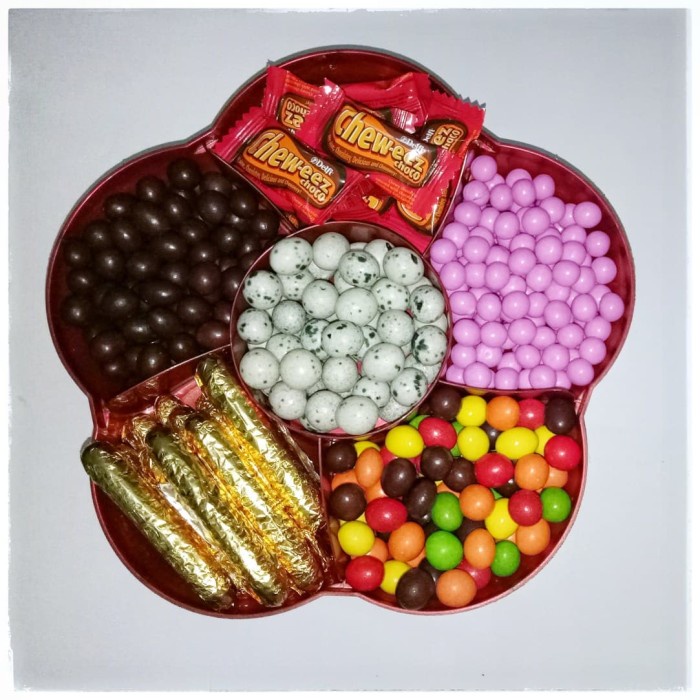 

Coklat Lebaran - Paket Coklat Toples Bunga / Paket Lebaran / Coklat Lagie / Jvj 8