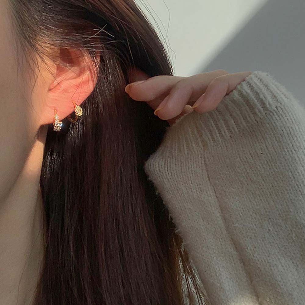 Anting Stud Berlian Imitasi Bentuk Bulat Minimalis Gaya Korea Untuk Wanita