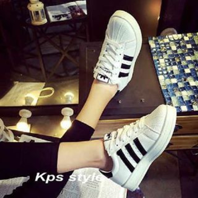 Sepatu kulit adidas
