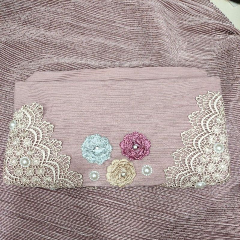 segi empat plisket renda bunga jambul/jilbab segi empat plisket jilbab segi empat plisket renda terbaru/jilbab segi empat viral terbaru/jilbab segi empat plisket renda terbaru-Rose gold