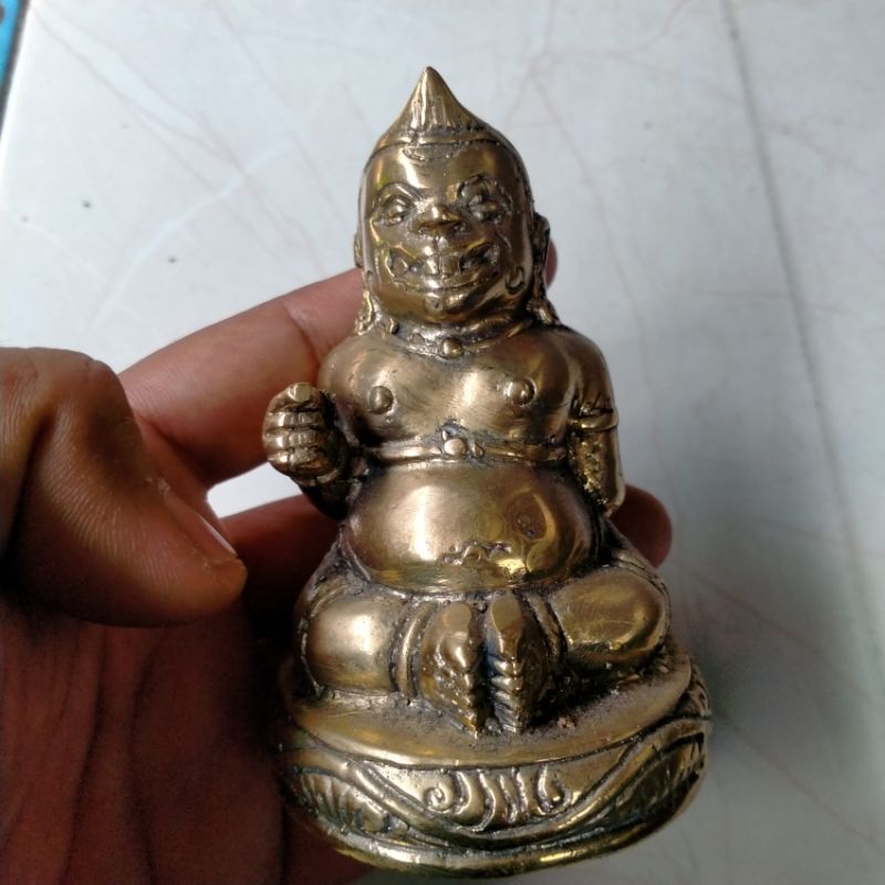 Patung semar kuningan bersila