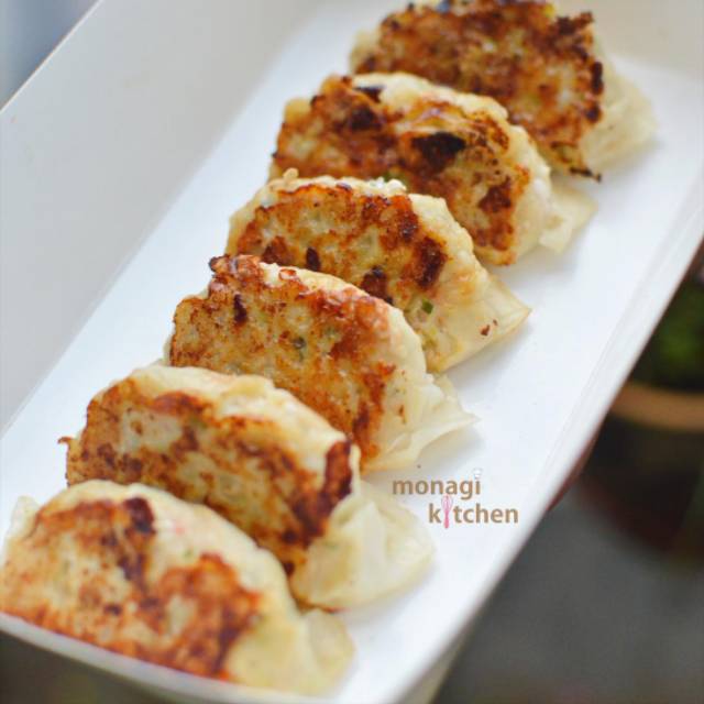 

GYOZA Ayam isi 10 pcs (frozen)- Chicken Dimsum Kuotie Mandu