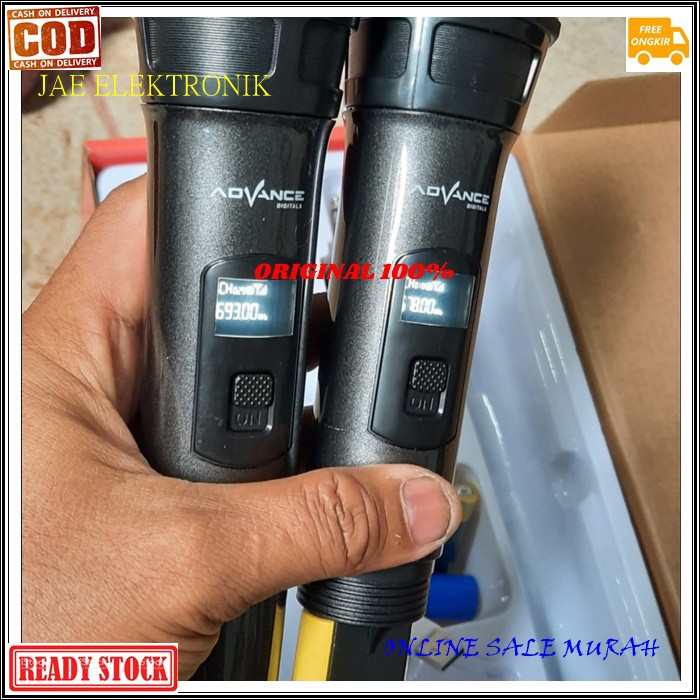 G495  ADVANCE MIC WIRELESS DUAL ORIGINAL MICROPHONE MIK KARAOKE Mic baterai cas casan wireles pro vocal vokal suara audio sistem mik professional panggung dj studio sound system SEPASANG DOUBLE G495   Untuk yang suka karaokean Mic ini sangat cocok dipakai