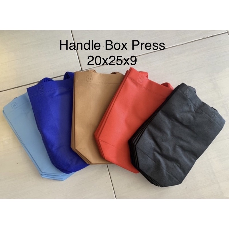 

Goodie Bag Handle Box uk 20x25x9 - Tas Spunbond Handle Box Polos- Tas Kain Handle Box Polos