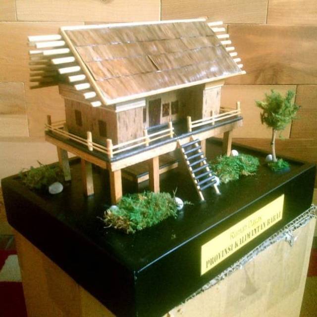 Miniatur Rumah Adat Panjang - Kalimantan Barat ( UK 16,5x13,,5x15cm )