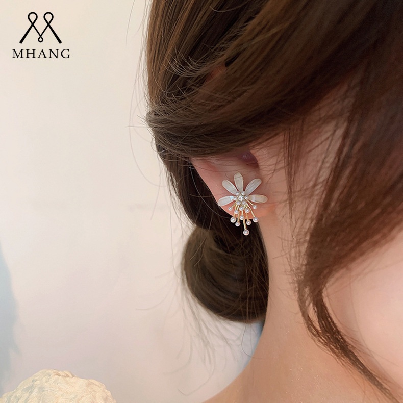 Anting Stud Desain Bunga Mutiara Warna Emas Gaya Vintage