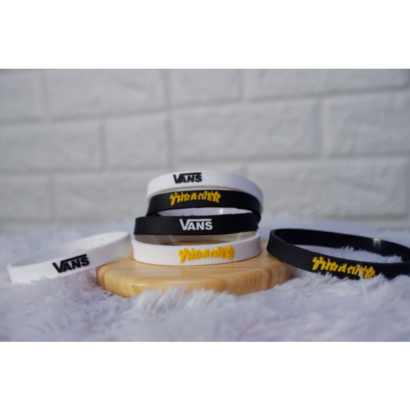 GELANG KARET THRASHER X VANS/GELANG KARET/GELANG LUCU/GELANG TERPOPULER/GELANG VIRAL/GELANG VANS/GELANG THRASHER/GELANG PUTIH/GELANG HITAM/GELANG TERMURAH/GELANG TERLARIS/GELANG COWOK/GELANG COWO/GELANG/GELANG BAGUS/GELANG MURAH/GELANG TERLARIS