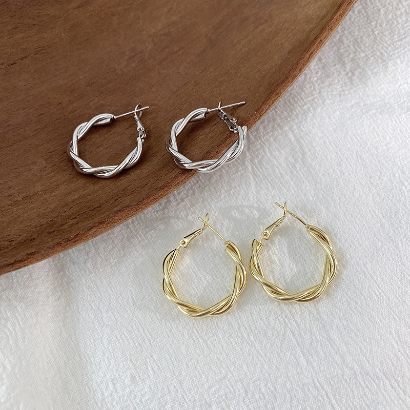 Anting Tusuk Model Twist Simple Untuk Wanita