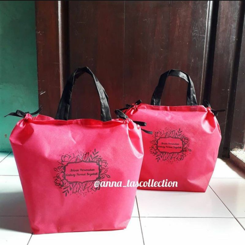 

Tas serut spunbond sablon / Tas Box Nasi 22x22x30 min 50pcs(TasJahit Bukan Press)