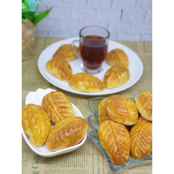 

Nastar Wisman Super Jumbo Daun (ISI 6PCS) / Pineapple tart / Nastar Nanas Wijsman
