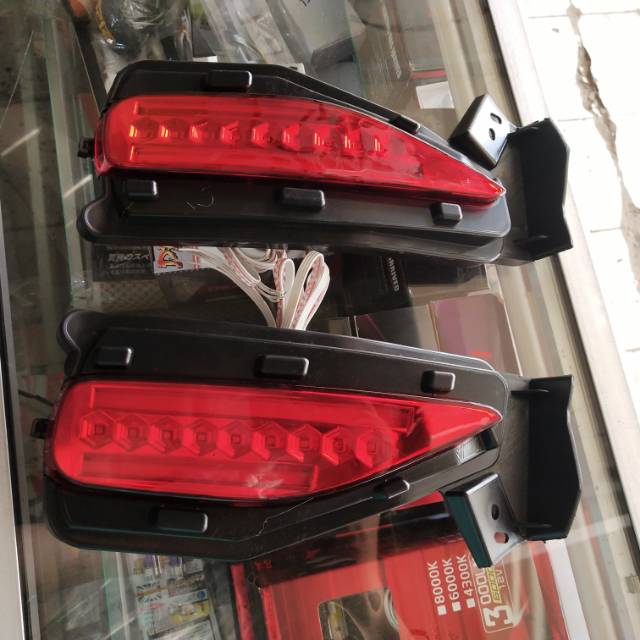 LAMPU REFLEKTOR BUMPER FORTUNER 2015 MERAH
