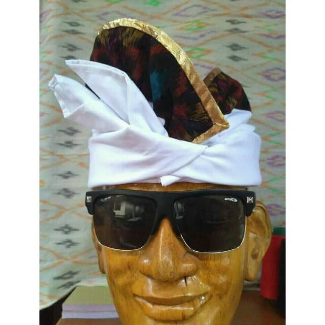 Udeng putih tepi endek