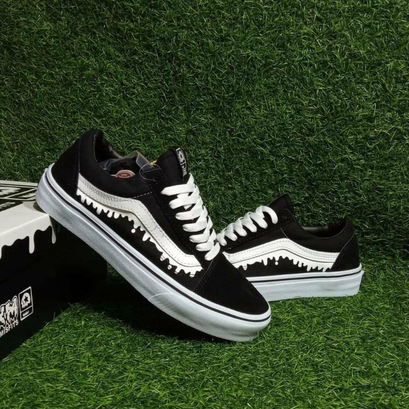 VANS OLD SKOOL MAGICAL MOSH MOSFITS BLACK WHITE