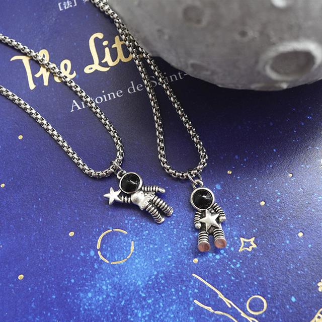 Jepang Korea titanium steel star-holding star-memilih astronot kecil kalung ins angin dingin Bersih