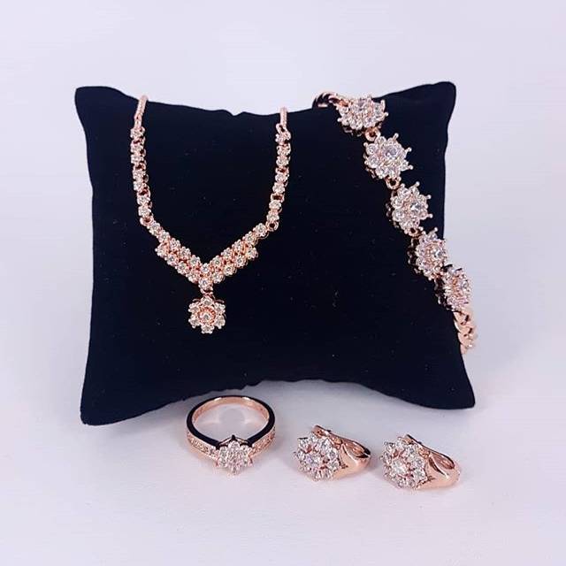 Set Perhiasan Berlian Medan