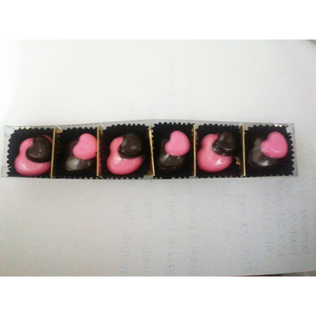 

cokelat praline kotak sekat isi 6 pcs motif double love (1x6)
