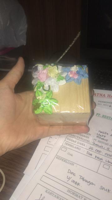 Kotak Perhiasan Cincin Kayu Rustic Ukuran 6x6x5cm