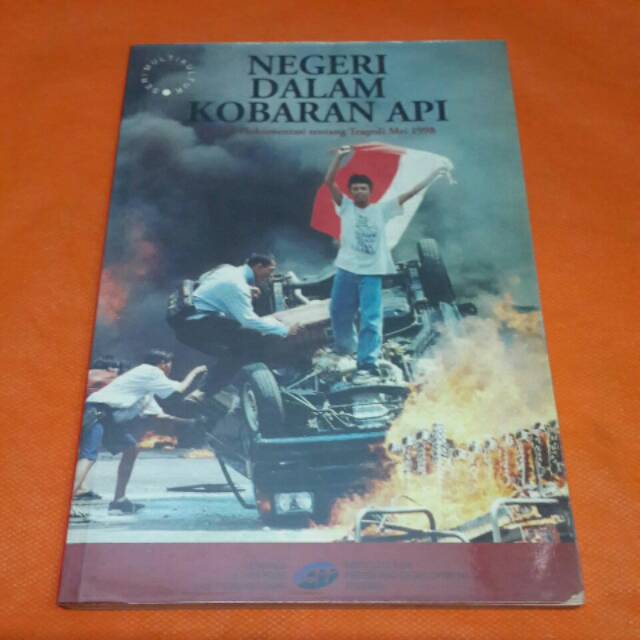 NEGERI DALAM KOBARAN API : Sebuah Dokumentasi tentang Tragedi Mei 1998