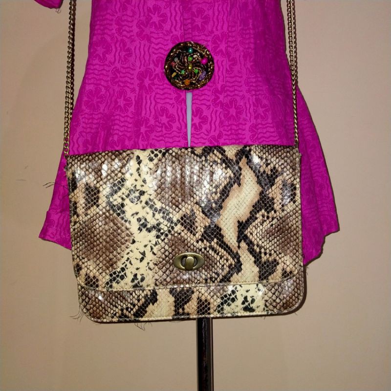 preloved tas.bisa clutch motif ular