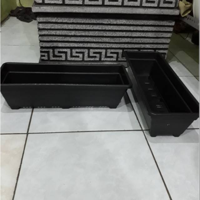 Pot persegi panjang warna hitam Panjang 50 cm lebar 17 Pot persegi panjang warna hitam Panjang 50 cm lebar 17