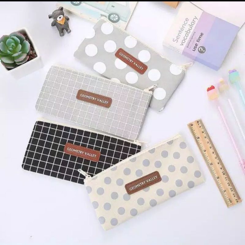 

Tempat Pensil Polkadot - Geometry (RA23)
