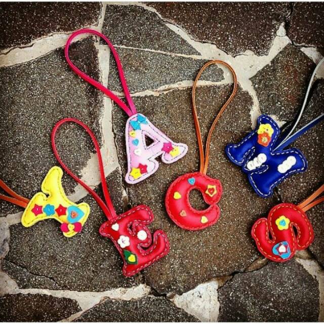 Bag charm huruf kulit asli