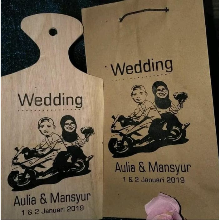 

Dijual souvenir pernikahan telenan sedang kemas paperbag