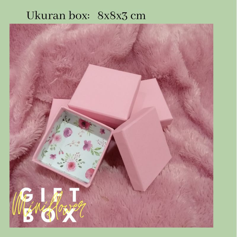 

Kotak Hadiah Kecil ukuran 8x8x3 cm motif Bunga