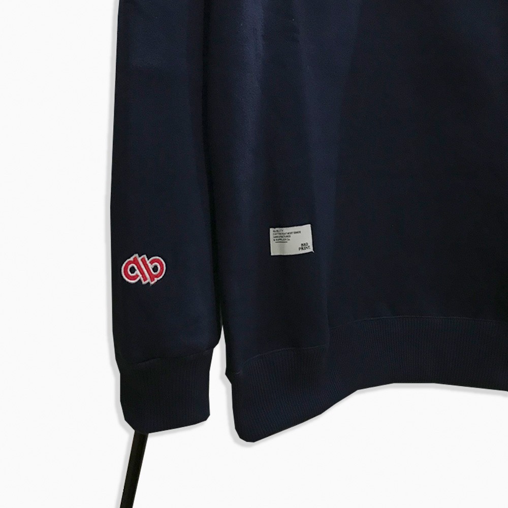BRAD PRESENT ORIGINAL Sweater Crewneck cowok sweatshirt warna navy with logo series art seri Gs403