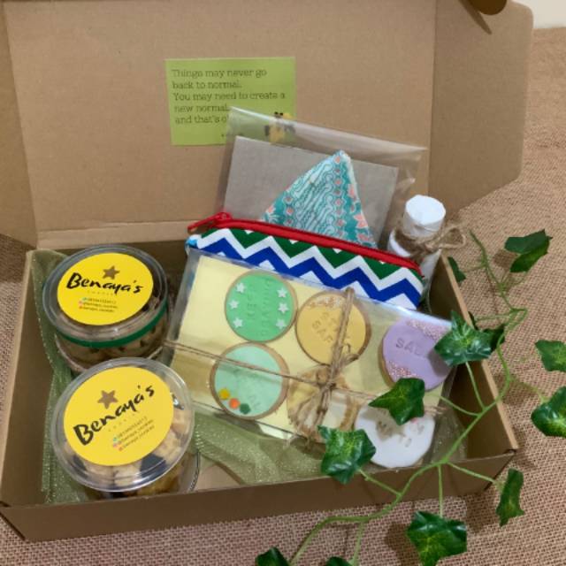 

Hampers New Normal Cookies + Masker + Pouch + Handsanitizer